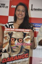 Sonakshi Sinha at the launch of Dabangg DVD in Landmark, Mumbai on 12th Oct 2010 (8).JPG